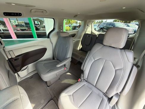 Used 2017 Chrysler Pacifica Touring w/ Tire & Wheel Group FWD image 17