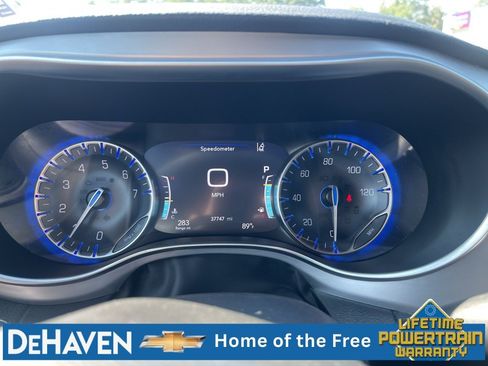 Used 2025 Chrysler Pacifica Limited FWD image 12