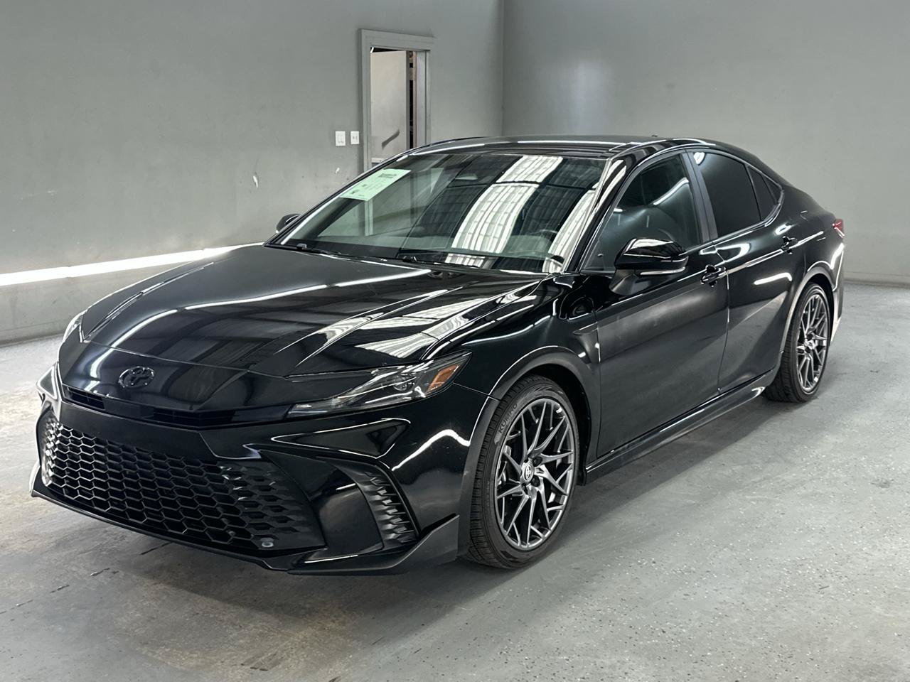 Used 2025 Toyota Camry SE w/ Convenience Package FWD image 3