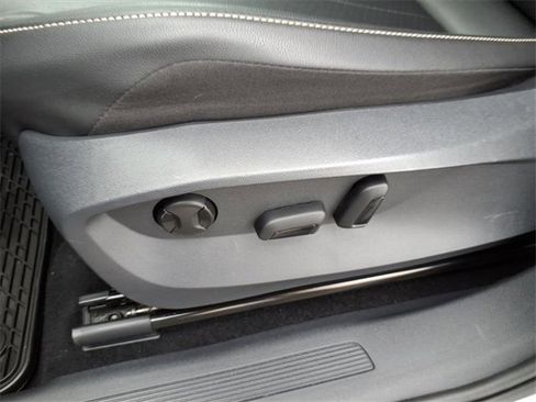 Used 2022 Volkswagen Tiguan SE image 16