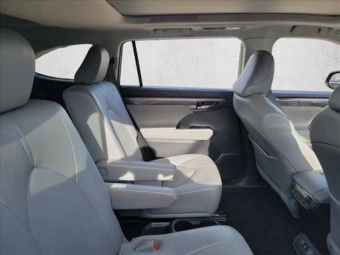 Used 2022 Toyota Highlander Platinum image 12