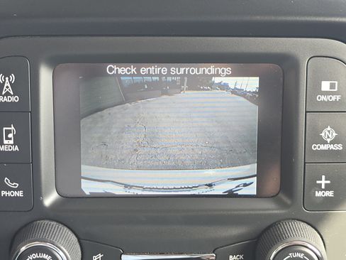 Used 2015 Jeep Renegade Latitude FWD image 11