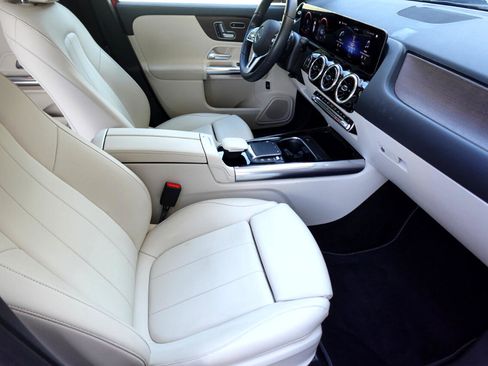 Used 2021 Mercedes-Benz GLA 250 4MATIC w/ Premium Package image 16