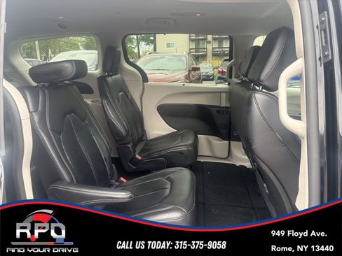 Used 2024 Chrysler Pacifica Touring-L FWD image 31