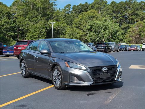 Used 2023 Nissan Altima 2.5 SV FWD image 9