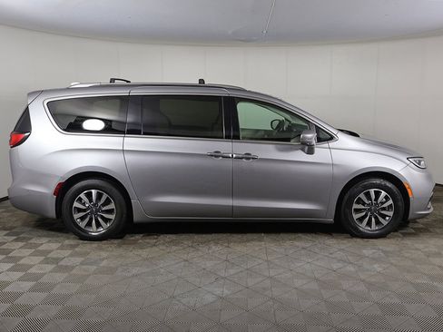 Used 2021 Chrysler Pacifica Touring-L image 15