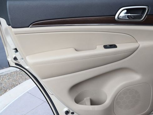 Used 2015 Jeep Grand Cherokee Limited image 25