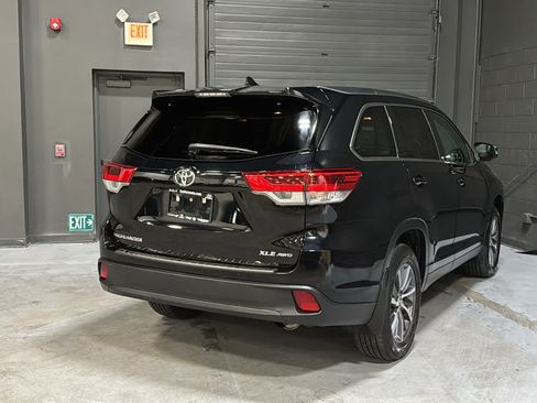 Used 2019 Toyota Highlander XLE AWD/4WD image 4