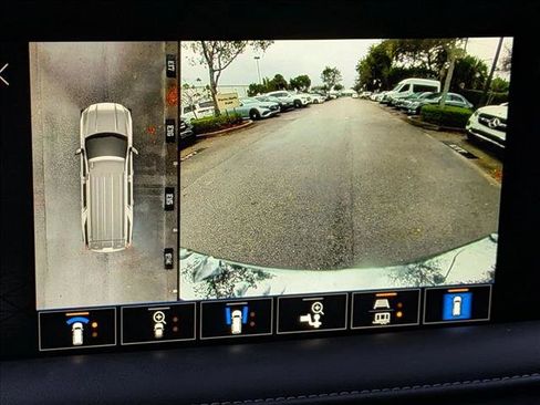 Used 2023 GMC Yukon SLT w/ SLT Luxury Package image 13