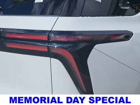 New 2026 Chevrolet Traverse LT w/ Sun and Wheel Package FWD image 40