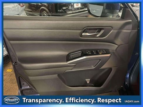 Used 2025 Nissan Pathfinder SL AWD/4WD image 16
