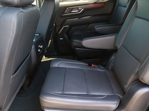 Used 2025 GMC Yukon XL Denali AWD/4WD image 14