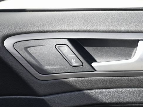 Used 2019 Volkswagen e-Golf SEL Premium image 31