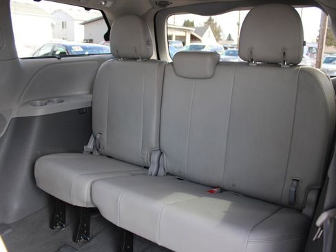 Used 2019 Toyota Sienna XLE w/ XLE Navigation Package image 15