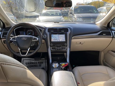 Used 2017 Ford Fusion SE w/ Fusion SE Technology Package image 12