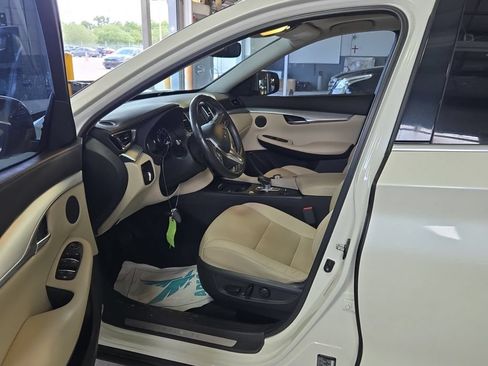 Used 2019 INFINITI QX50 Luxe w/ Navigation Package FWD image 8