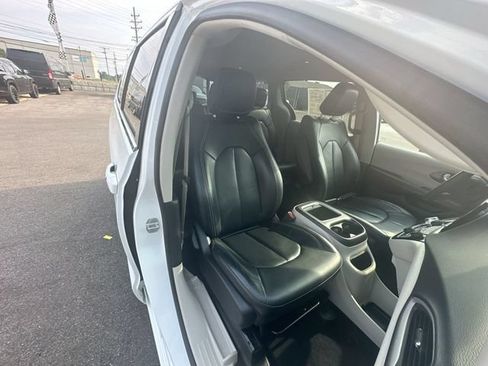 Certified 2022 Chrysler Pacifica Touring-L FWD image 26