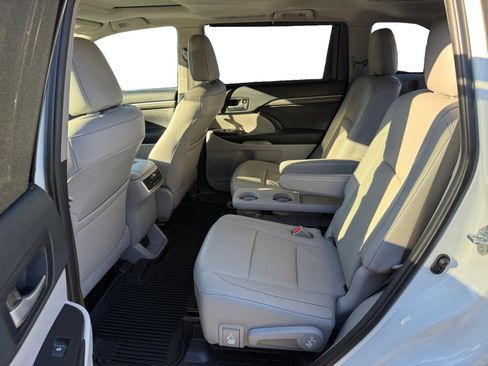 Used 2019 Toyota Highlander Limited image 16