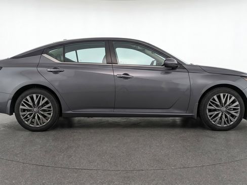 Used 2025 Nissan Altima 2.5 SV FWD image 11
