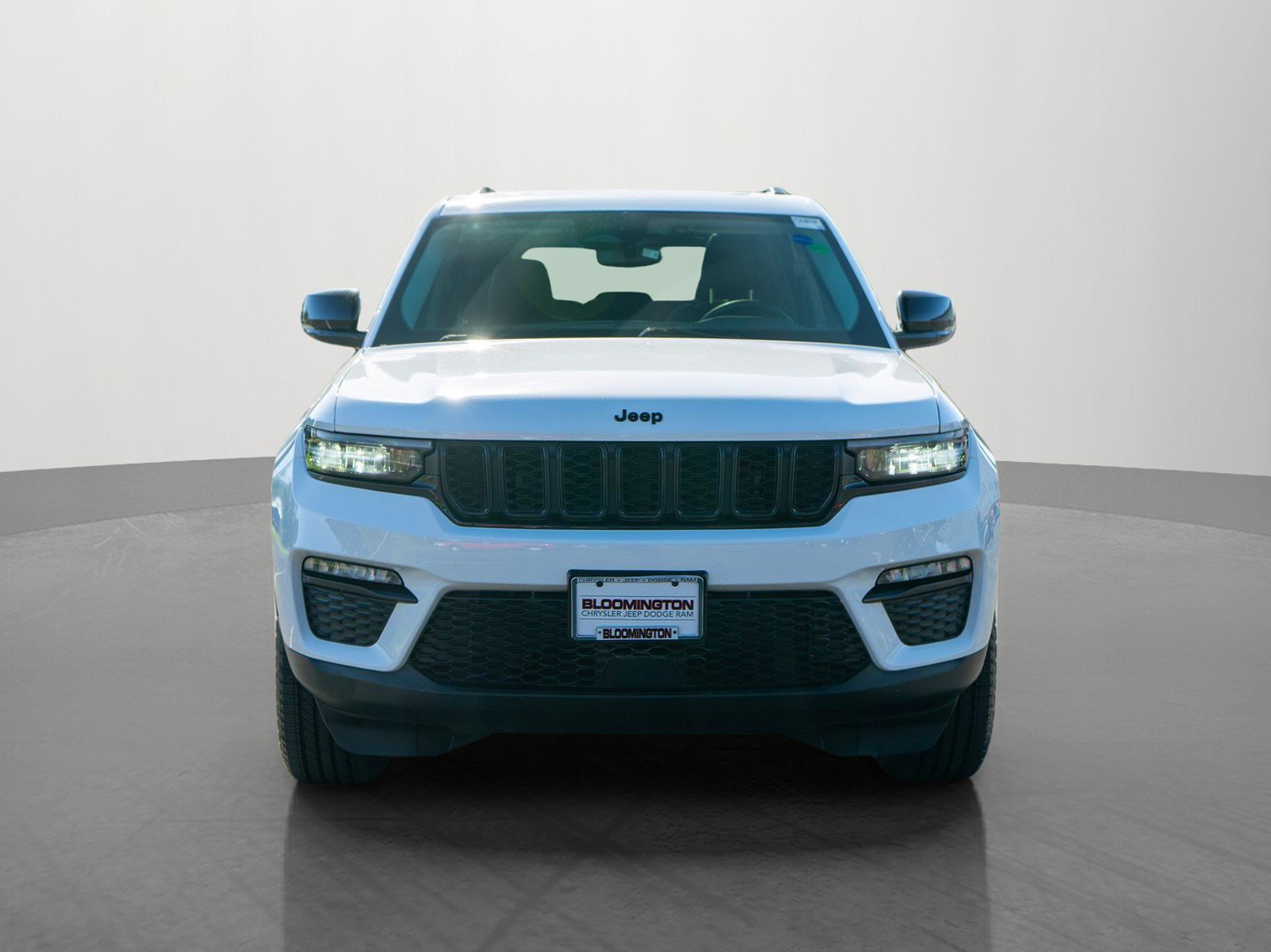 Used 2023 Jeep Grand Cherokee Limited w/ Black Appearance Package AWD/4WD image 2