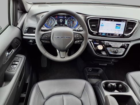 New 2026 Chrysler Pacifica Select image 4