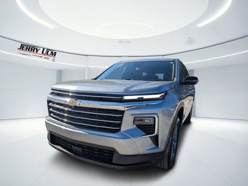 Used 2025 Chevrolet Traverse LT image 6