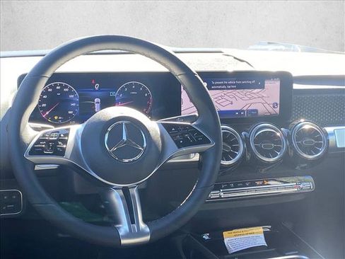 Used 2025 Mercedes-Benz GLB 250 image 17