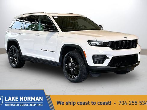 Used 2023 Jeep Grand Cherokee Altitude AWD/4WD image 1