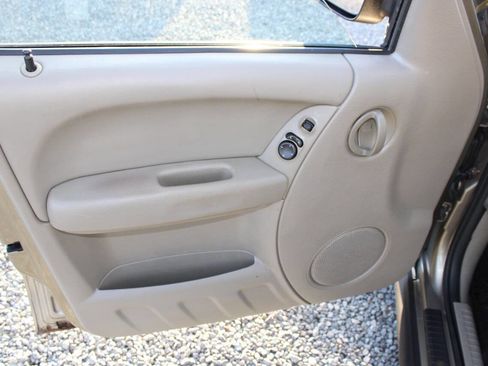 Used 2006 Jeep Liberty Sport image 19