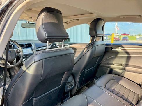 Used 2017 Ford Fusion SE w/ Fusion SE Technology Package FWD image 13