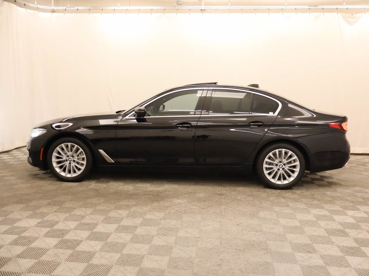 Used 2021 BMW 530i w/ Convenience Package RWD image 2