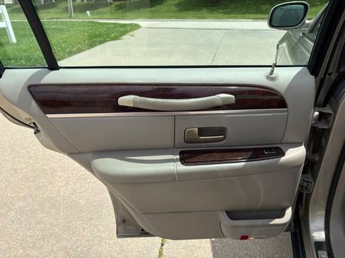 Used 2006 Lincoln Town Car Signature Limited RWD image 14