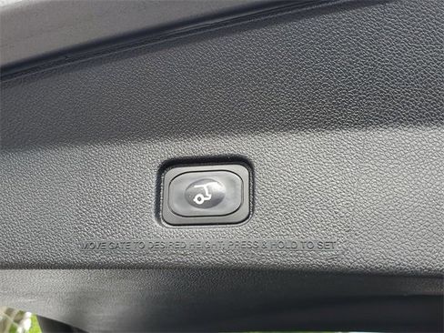 Used 2018 Ford Explorer XLT w/ Equipment Group 202A image 8