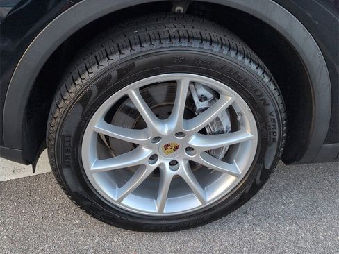 Used 2021 Porsche Cayenne w/ Premium Package image 4