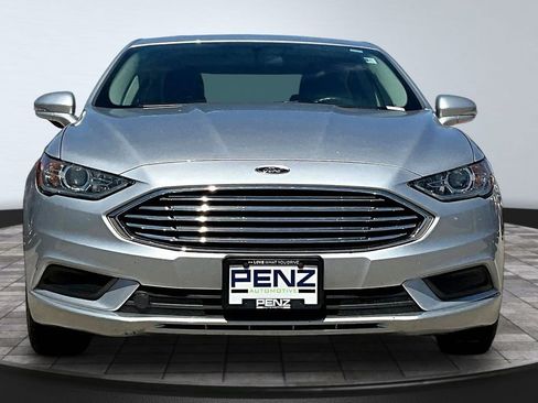 Used 2017 Ford Fusion SE w/ Fusion SE Technology Package FWD image 2
