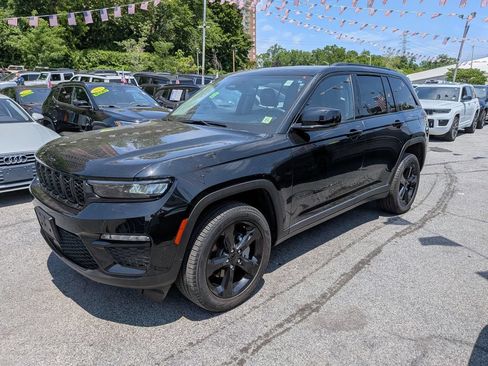 Used 2023 Jeep Grand Cherokee Limited w/ Black Appearance Package AWD/4WD image 11