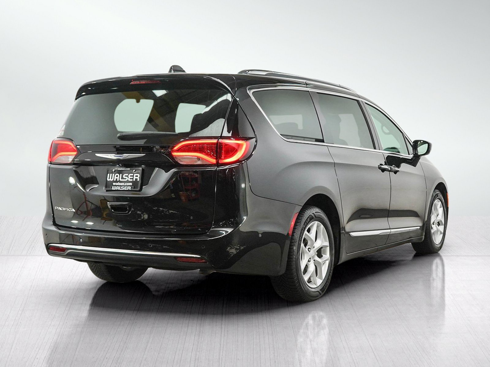 Used 2017 Chrysler Pacifica Touring-L Plus w/ Advanced Safetytec Group FWD image 5