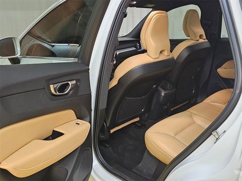 Used 2020 Volvo XC60 T5 Momentum image 15