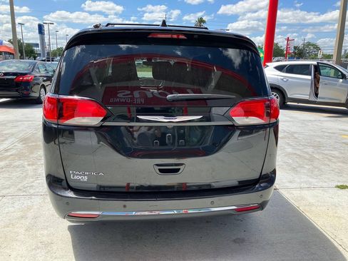 Used 2019 Chrysler Pacifica Touring-L FWD image 5