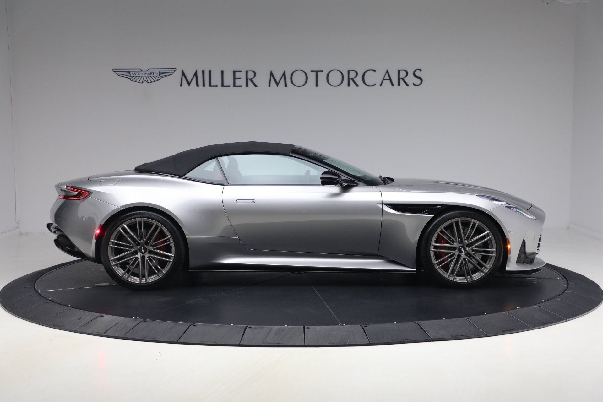Used 2024 Aston Martin DB12 Convertible RWD image 22
