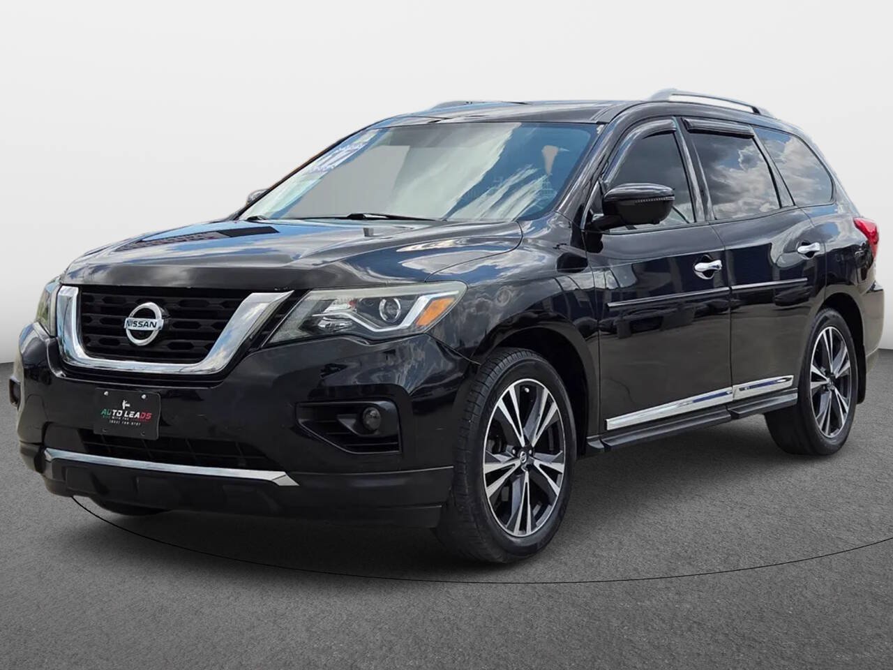Used 2017 Nissan Pathfinder Platinum FWD image 1