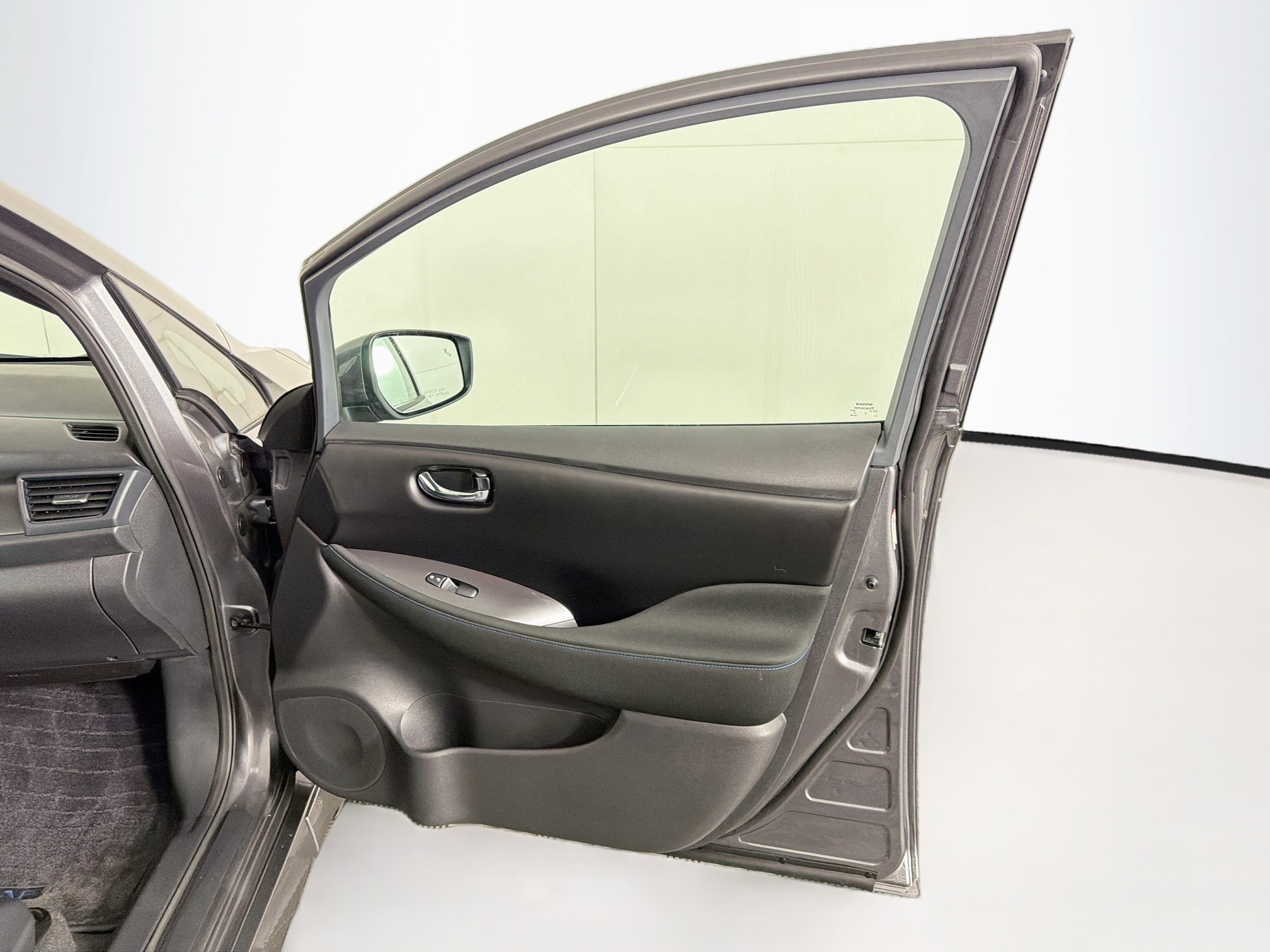 Used 2025 Nissan Leaf S FWD image 30