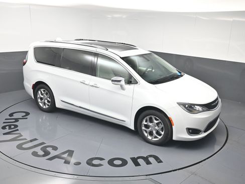 Used 2017 Chrysler Pacifica Limited w/ UConnect Theater Package image 23