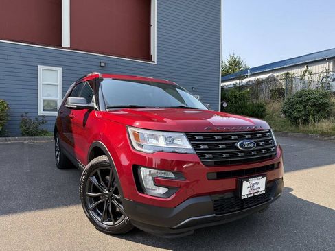 Used 2017 Ford Explorer XLT w/ Equipment Group 202A AWD/4WD image 1