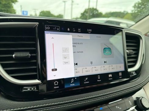 Used 2023 Chrysler Pacifica Touring-L FWD image 17