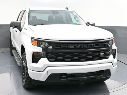 Used 2022 Chevrolet Silverado 1500 Custom image 2
