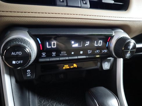 Used 2025 Toyota RAV4 XLE Premium image 34