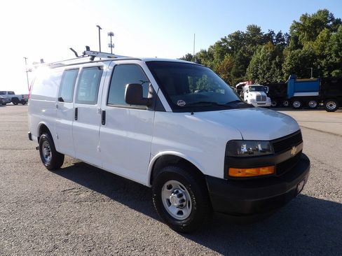 Used 2022 Chevrolet Express 2500 w/ Driver Convenience Package RWD image 10