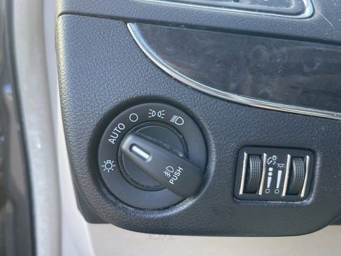 Used 2016 Chrysler Town & Country Touring w/ Driver Convenience Group image 23