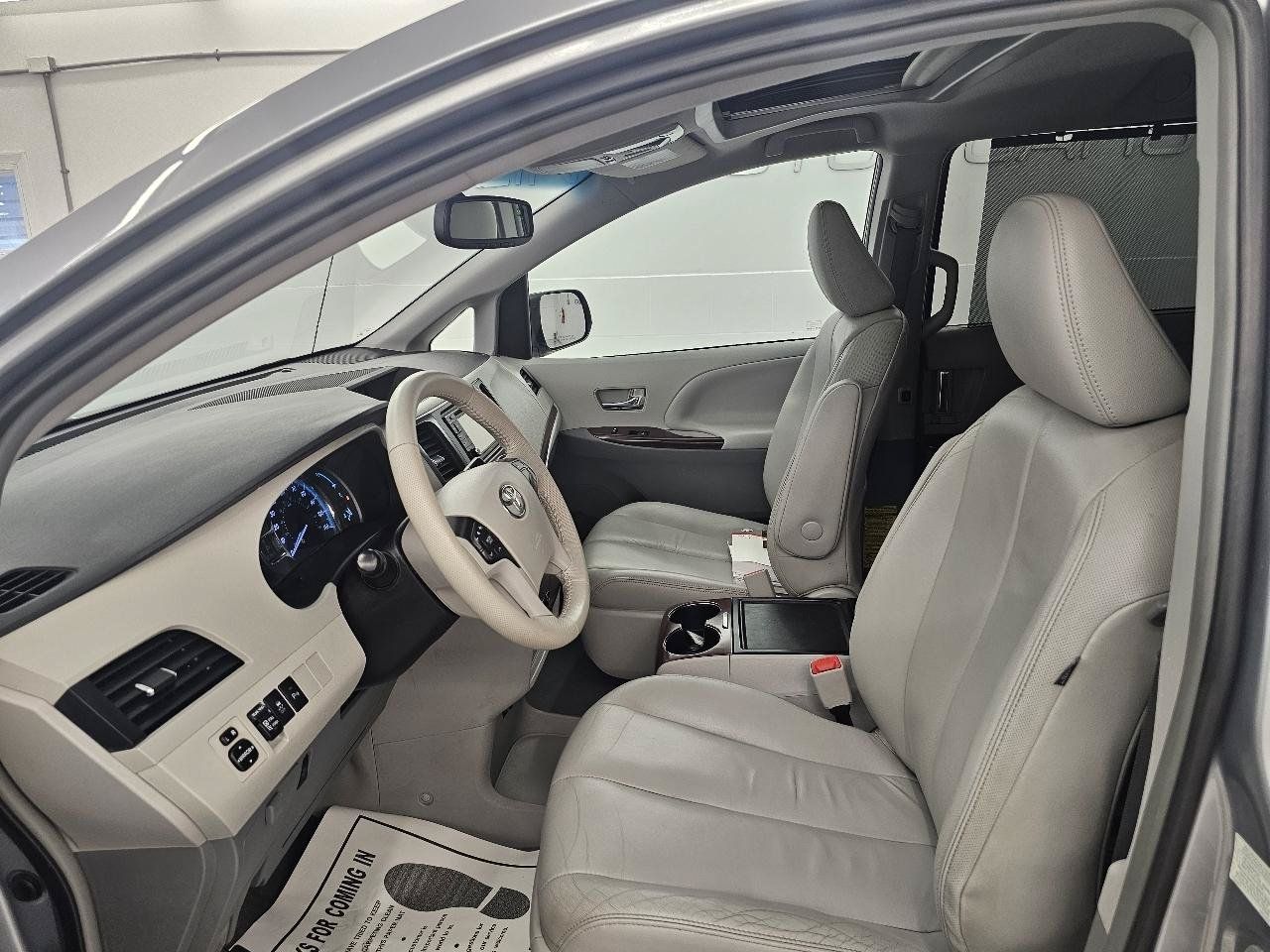 Used 2014 Toyota Sienna XLE AWD/4WD image 11